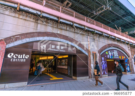 日本東京城市景觀俯瞰新橋站(日比谷口)等。 日本東京城市景觀俯瞰新橋站(日比谷口)等。 96695877