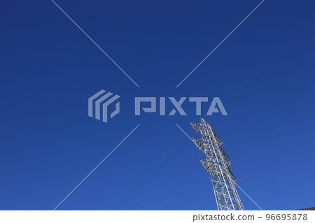 一座伸向深藍天空的電力塔 一座伸向深藍天空的電力塔 96695878