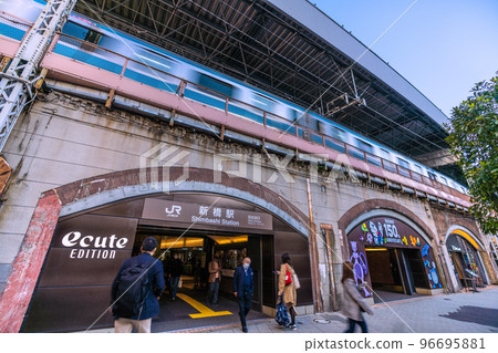 日本東京城市景觀俯瞰新橋站(日比谷口)等。 日本東京城市景觀俯瞰新橋站(日比谷口)等。 96695881