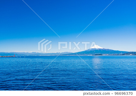 (Shizuoka Prefecture) Mt. Fuji over Suruga Bay seen from the coast of Izu 96696370