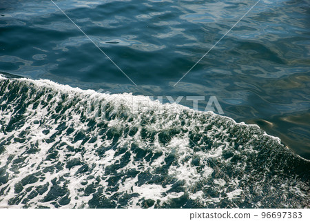 從船上看到的大海的白浪 96697383
