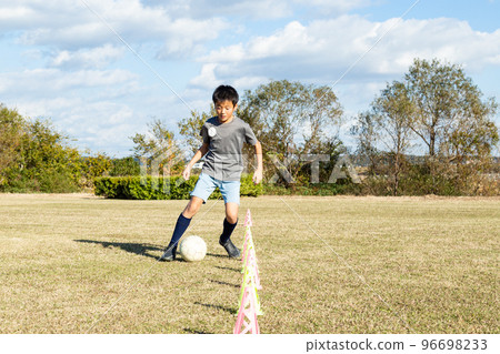 小學生練習運球 小學生練習運球 96698233