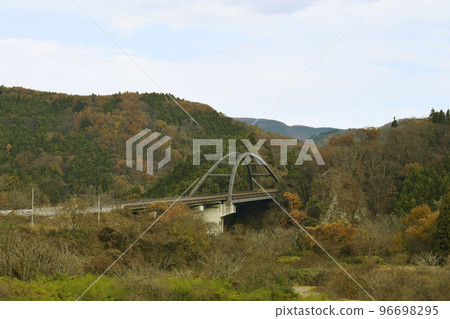 National Route 113 and Shin-Ohara Ohashi Bridge during the fall foliage season (Shiroishi City, Miyagi Prefecture) 96698295