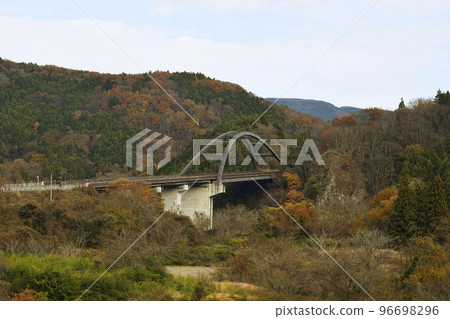 National Route 113 and Shin-Ohara Ohashi Bridge during the fall foliage season (Shiroishi City, Miyagi Prefecture) National Route 113 and Shin-Ohara Ohashi Bridge during the fall foliage season (Shiroishi City, Miyagi Prefecture) 96698296