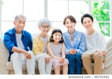三代家庭坐在沙發上 96702682