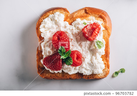 Open Sandwich with Prosciutto and Figs 96703782