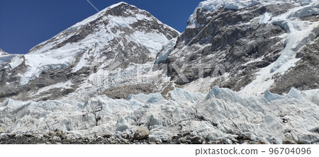 Beautiful high snow capped mountain peaks under blue sky in Mount Everest 96704096