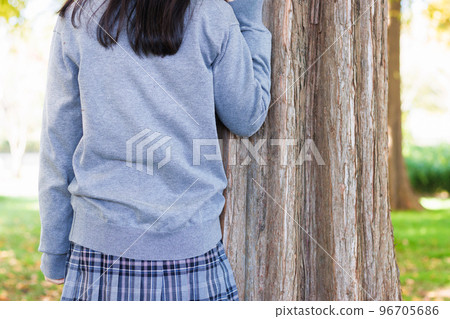 靠在樹上的女孩⑱ 靠在樹上的女孩⑱ 96705686