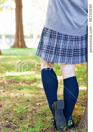 靠在樹上的少女㉑ 靠在樹上的少女㉑ 96705690
