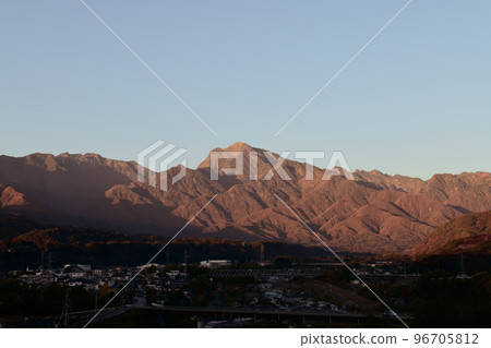 北斗市竹川町深秋的南阿爾卑斯山甲殼岳被朝陽染紅。 96705812