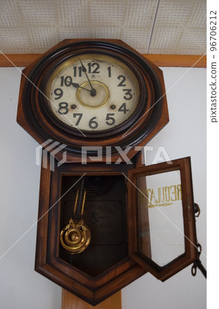 old spring wall clock 96706212