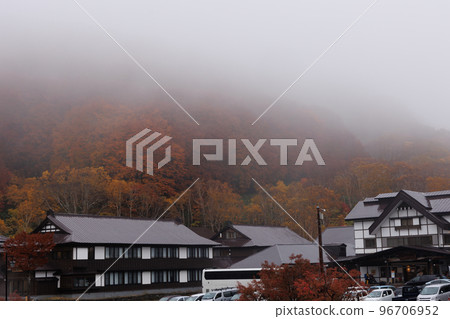 Sukayu Onsen with late autumn fog (Aomori Prefecture) 96706952