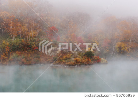 有霧的深秋地獄沼（青森縣青森市） 96706959
