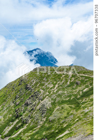 Mt. Kaikomagatake and the sea of clouds seen from Mt. Senjogatake in the Southern Alps of Nagano Prefecture 96707338