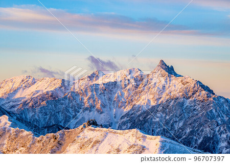 [Snow mountain material] Mt. Yarigatake seen from Enzanso [Nagano Prefecture] 96707397