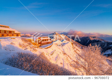 [Snow mountain material] Early winter morning scenery seen from Mt. Tsubakuro and Enzanso [Nagano Prefecture] 96708072