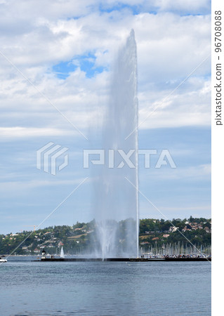 瑞士,日內瓦。日內瓦湖上的大噴泉(Jet d'Eau)。 2022 年 8 月 15 日。 瑞士,日內瓦。日內瓦湖上的大噴泉(Jet d'Eau)。 2022 年 8 月 15 日。 96708088