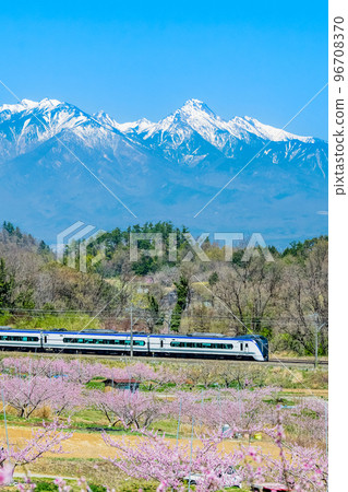 中央本線新風桃源峽～以八岳殘雪為背景馳騁的特急梓～ 96708370