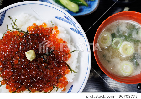Salmon roe bowl at a restaurant near the fishing port (Aomori Prefecture) Salmon roe bowl at a restaurant near the fishing port (Aomori Prefecture) 96708775