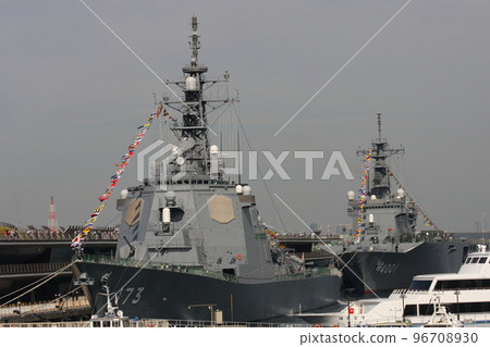 宙斯盾艦“金剛號”和運輸艦“大隅號”停靠在橫濱港大棧橋。 宙斯盾艦“金剛號”和運輸艦“大隅號”停靠在橫濱港大棧橋。 96708930