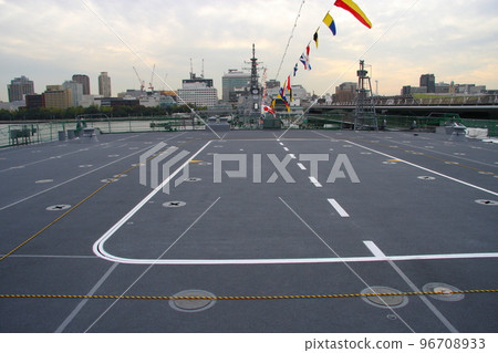 運輸船“Osumi”的上層甲板前和橫濱市的建築物 96708933