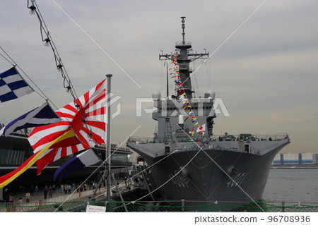 宙斯盾戰艦“金剛號”後方停泊的運輸艦“大隅號” 宙斯盾戰艦“金剛號”後方停泊的運輸艦“大隅號” 96708936