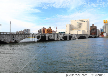 Bandai Bridge on the Shinano River flowing through Niigata City 96709055