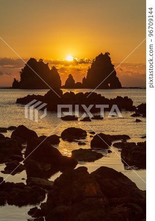 Sunrise over Minokake Rock in Minamiizu Sunrise over Minokake Rock in Minamiizu 96709144