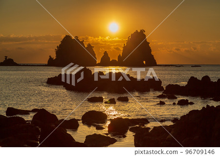 Sunrise over Minokake Rock in Minamiizu 96709146