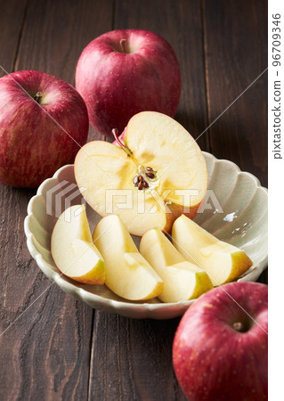 Sanfuji apples cut and served on a plate 96709346