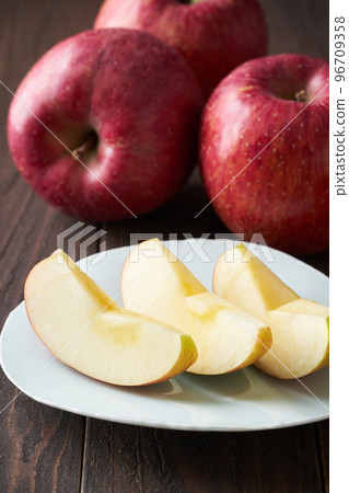 三富士蘋果切好裝盤 三富士蘋果切好裝盤 96709358