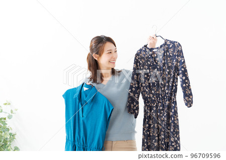 選擇衣服的女人 選擇衣服的女人 96709596