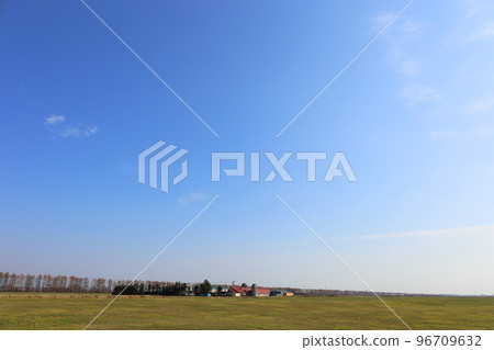北海道十勝地區的農場風景 96709632