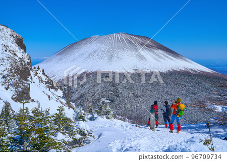 冬天從長野縣小諸市黑府山附近的 Yarigasaya 眺望淺間山的女登山者 冬天從長野縣小諸市黑府山附近的 Yarigasaya 眺望淺間山的女登山者 96709734