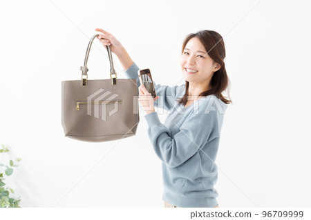 A woman who sells a bag to a flea market 96709999