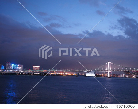 碼頭海和燈光的美麗風景 碼頭海和燈光的美麗風景 96710000