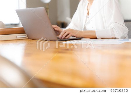 職業女性的手 96710250