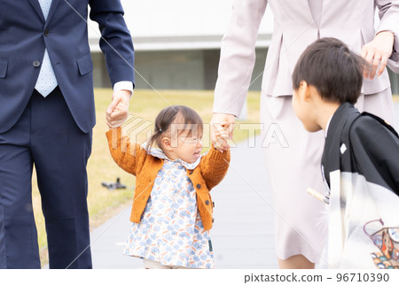 Asian family taking a commemorative photo of Shichigosan Asian family taking a commemorative photo of Shichigosan 96710390