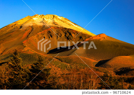 從靜岡縣一側的水塚公園秋葉上看到的富士山的代表像 從靜岡縣一側的水塚公園秋葉上看到的富士山的代表像 96710624