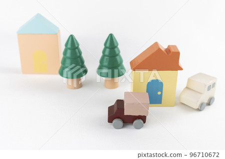 Toy house and truck. image of moving house Toy house and truck. image of moving house 96710672
