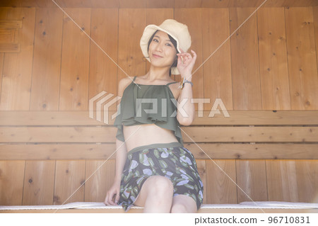 一位年輕女子在桑拿 Totou 中放鬆 一位年輕女子在桑拿 Totou 中放鬆 96710831