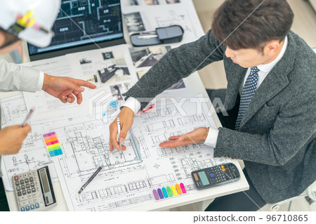 First-class architect drawing meeting construction site construction supervisor collation confirmation site regular meeting 96710865
