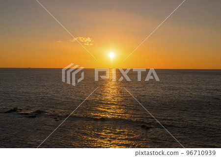 The sun of the rising sun on the coast and the sea The sun of the rising sun on the coast and the sea 96710939