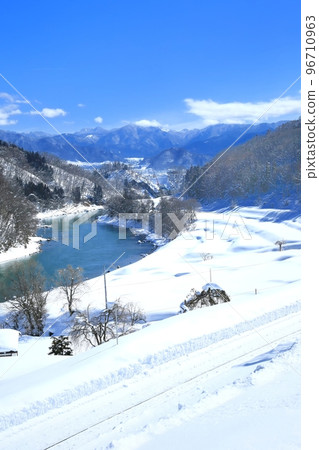 冬季的千曲川和水稻梯田 96710963