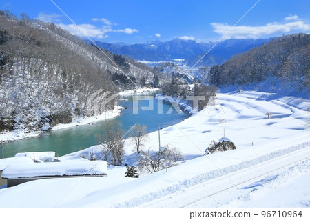 冬季的千曲川和水稻梯田 96710964
