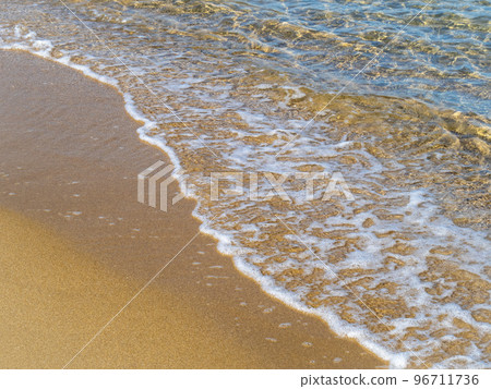 平靜而美麗的海浪。 96711736