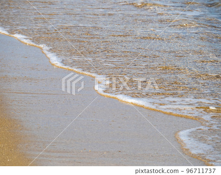 平靜而美麗的海浪。 96711737