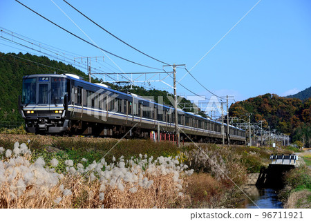 Eight 225 series local trains running on the Tokaido Line Eight 225 series local trains running on the Tokaido Line 96711921