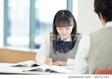 High school students studying with friends "LINK FOREST" shooting cooperation High school students studying with friends "LINK FOREST" shooting cooperation 96712187