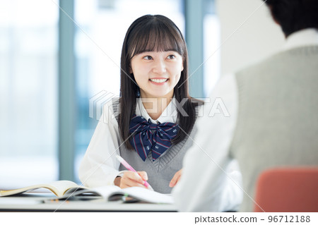 High school students studying with friends "LINK FOREST" shooting cooperation 96712188